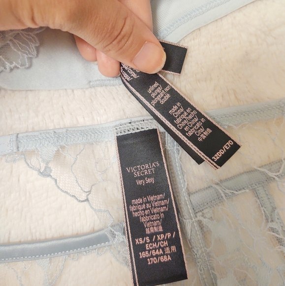 Victoria's Secret Unlined Plunge Bra & Garter Belt - Picture 6 of 6